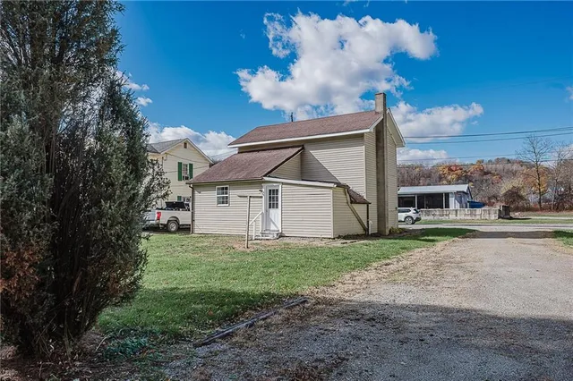 a view of a house with a yard