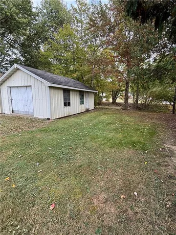 a house view with backyard space