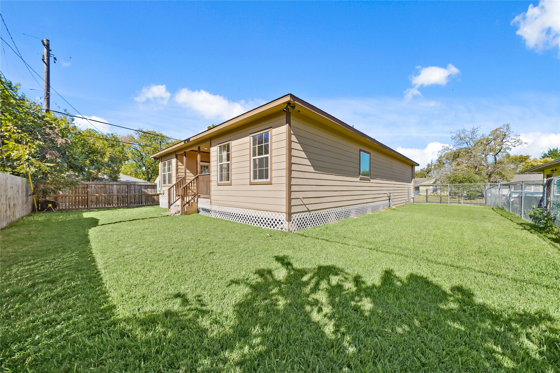 5602 Belmark Street Houston, TX 77033 - Photo 26 of 27 a view of a backyard of the house