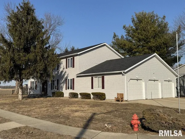 $345,000 | 300 Kingspoint Drive, Sherman, IL 62684
