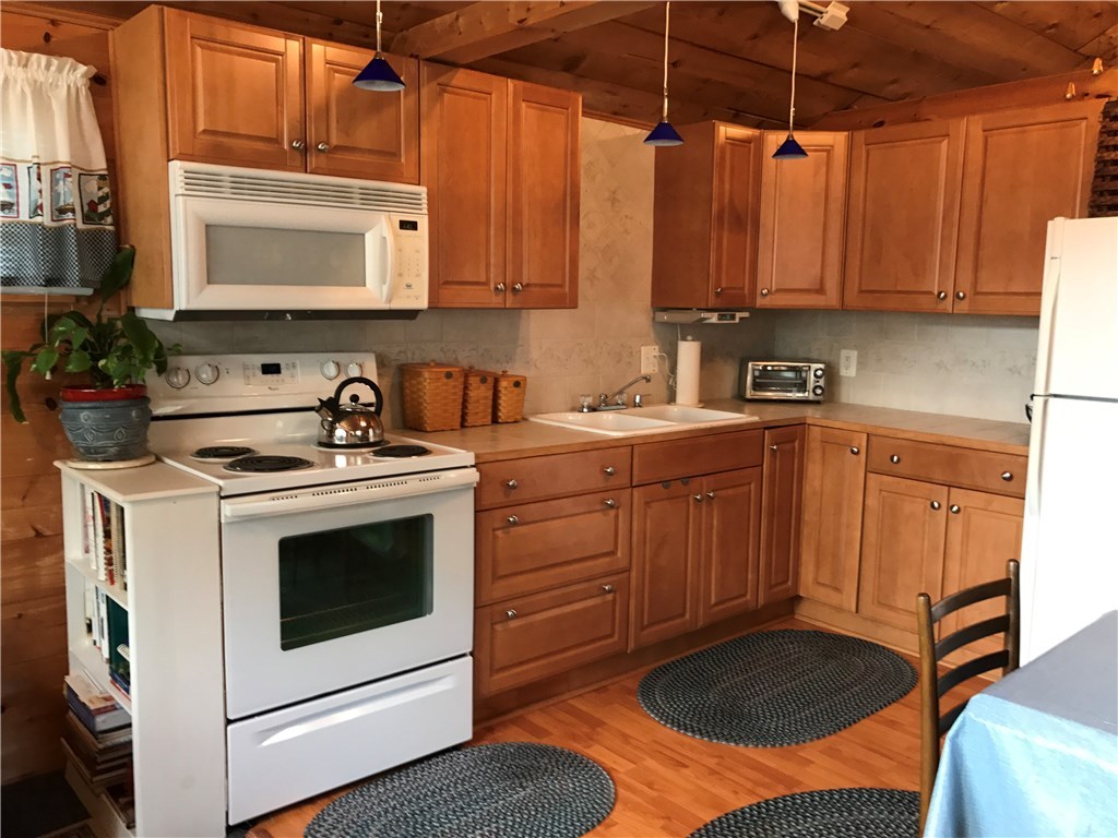 28 Andrew Comstock Road Warwick, RI 02886 - Photo 5 of 16