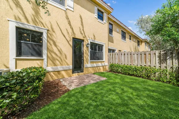 $669,900 | 8440 Lakeview Trail, Parkland, FL 33076