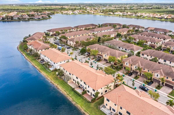 $669,900 | 8440 Lakeview Trail, Parkland, FL 33076