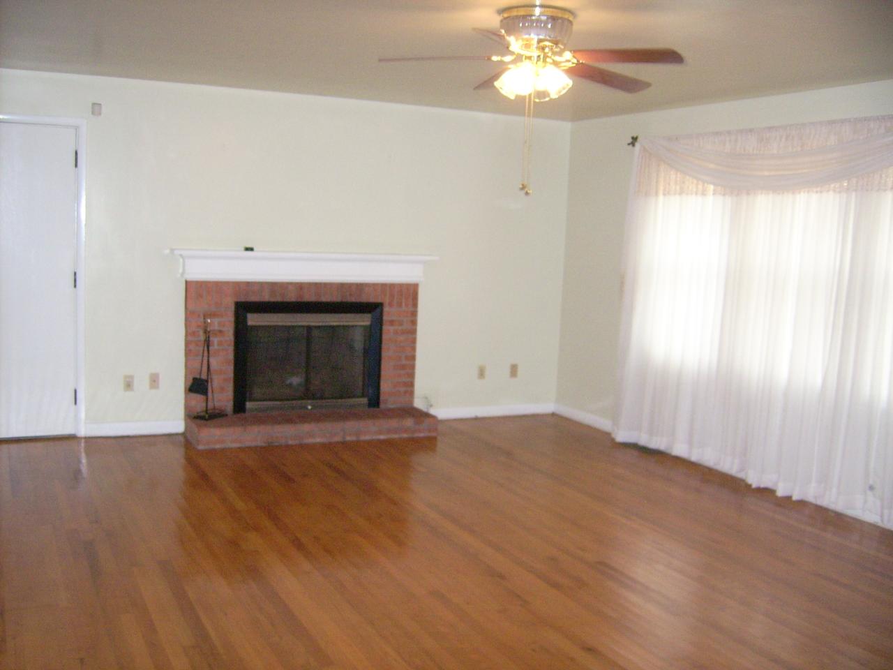 inviting living room w/ hdwd floors