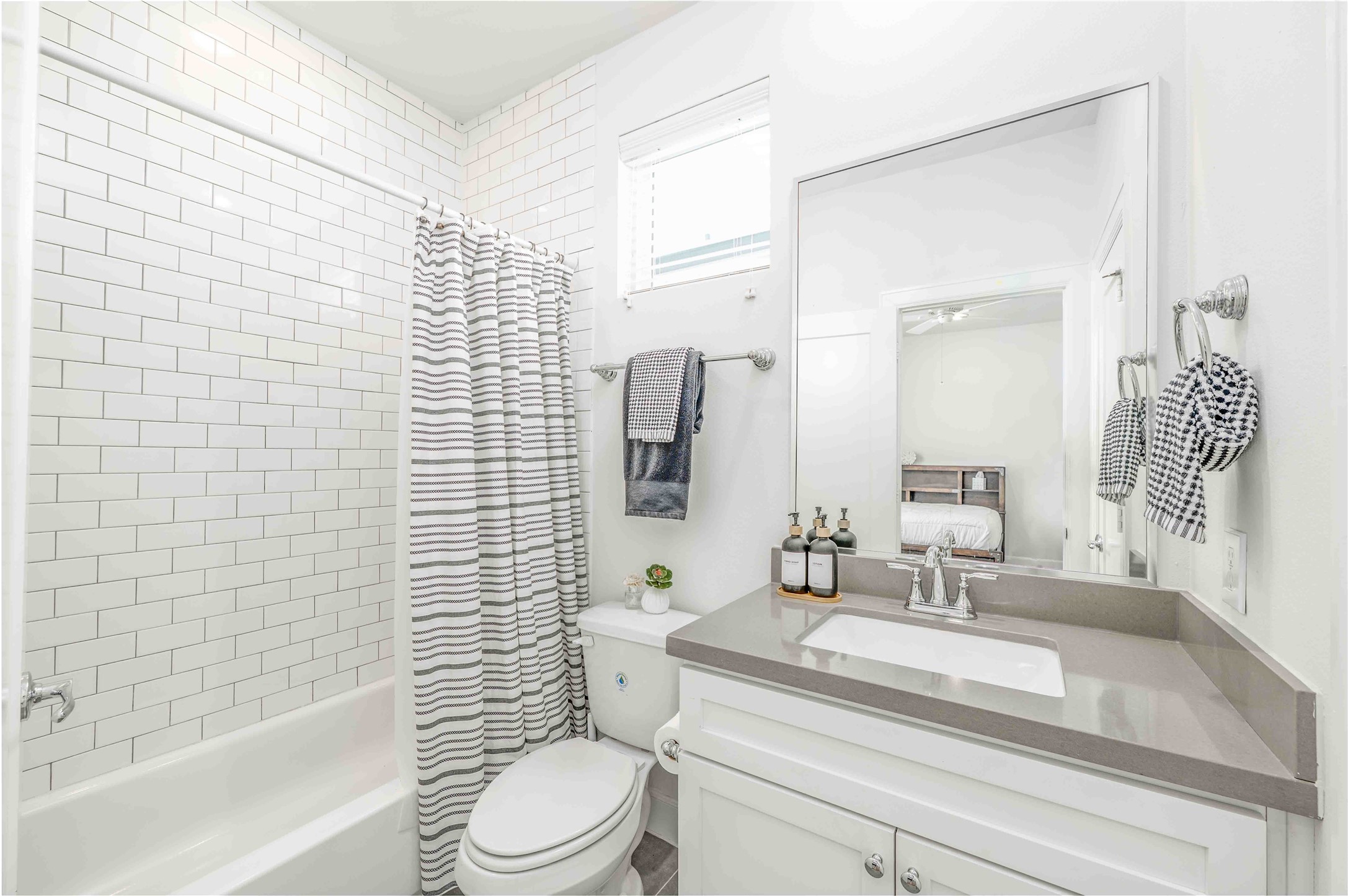 1038 Timbergrove Yards Lane Houston, TX 77008 - Photo 22 of 43 Ensuite bath 3rd floor bath