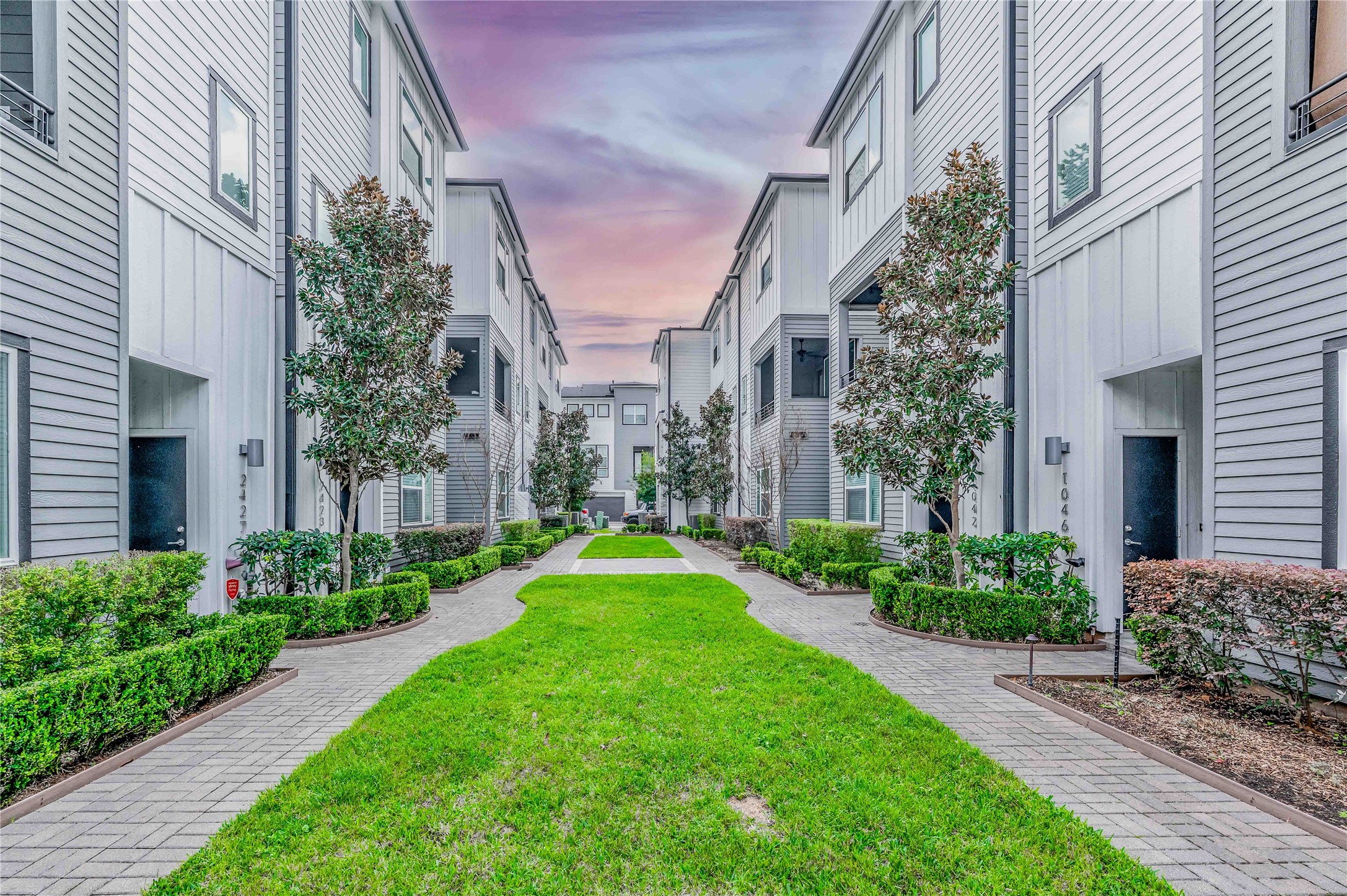 1038 Timbergrove Yards Lane Houston, TX 77008 - Photo 25 of 43 View of homes in the courtyard section - HOA maintains yards