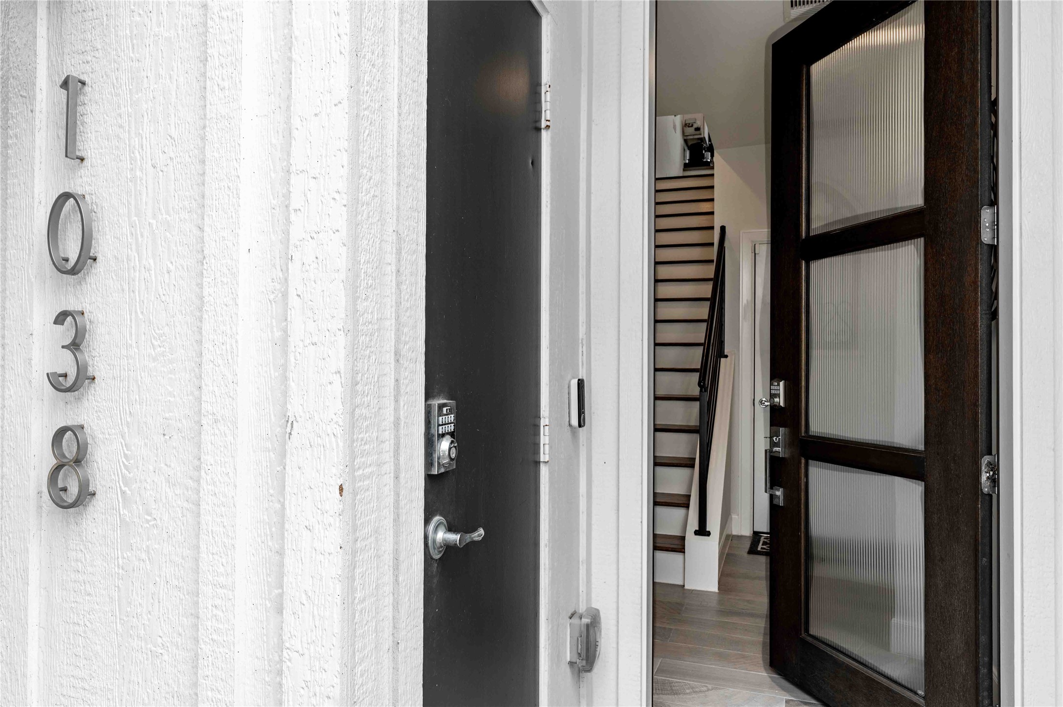 1038 Timbergrove Yards Lane Houston, TX 77008 - Photo 3 of 43 Welcome To 1038 Timbergrove Yards - Convenient delivery/storage closet