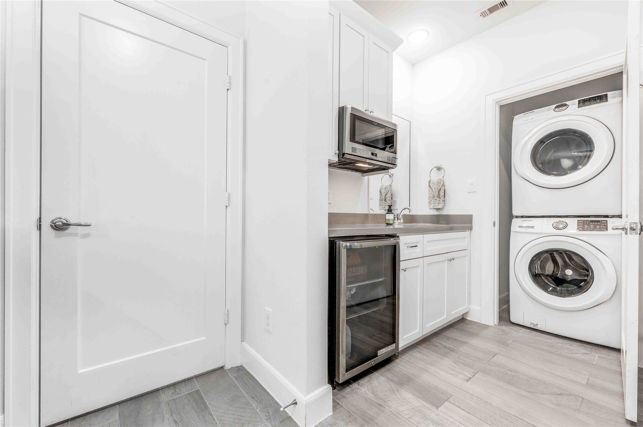 1038 Timbergrove Yards Lane Houston, TX 77008 - Photo 4 of 43 1st floor offers kitchenette & full size stackable W/D