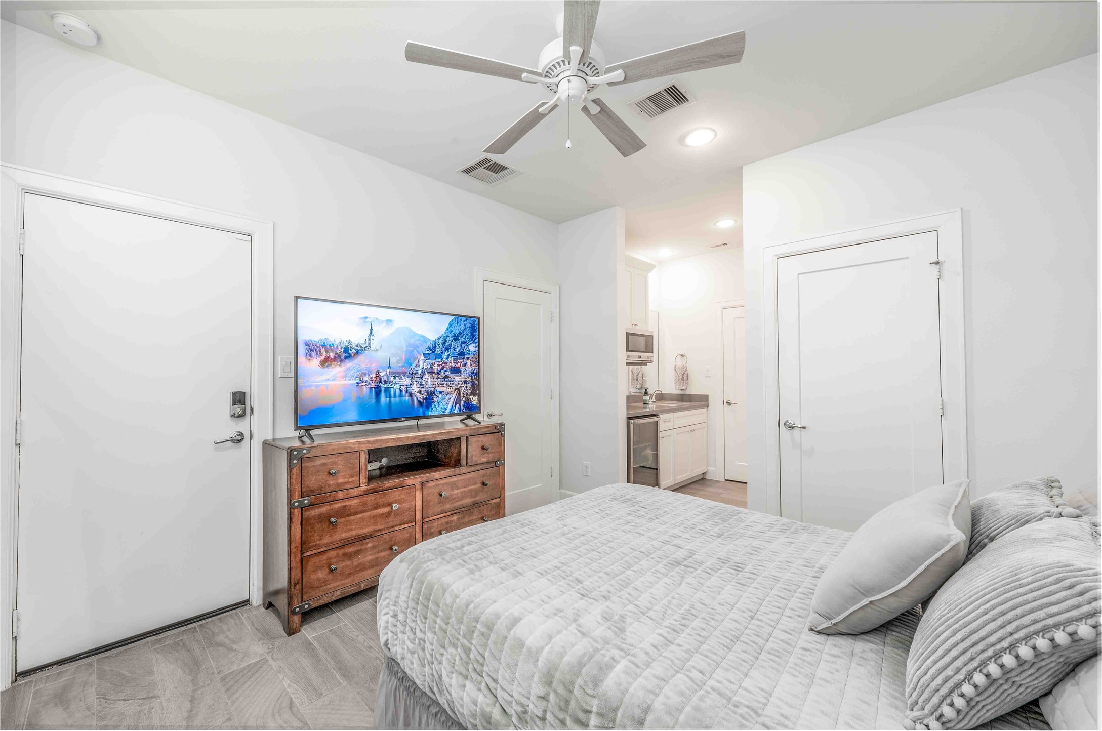 1038 Timbergrove Yards Lane Houston, TX 77008 - Photo 5 of 43 1st floor guest bedroom/optional STR suite
