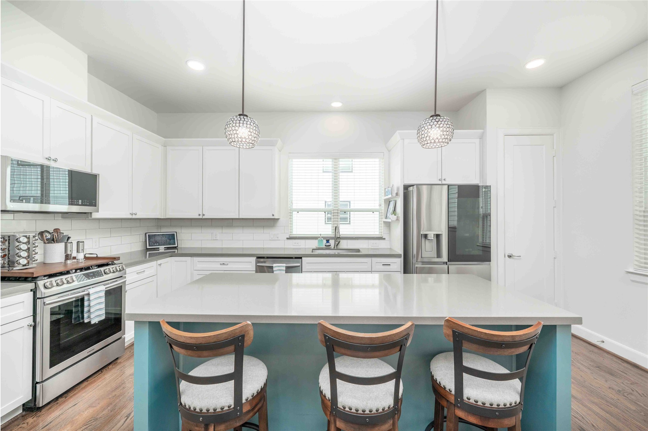 1038 Timbergrove Yards Lane Houston, TX 77008 - Photo 7 of 43 Kitchen appointed with SS gas appliances, quartz counters & 42" upper soft close cabinets & drawers