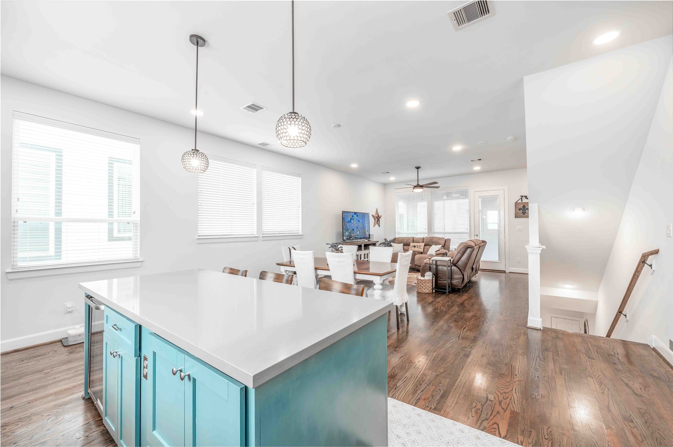 1038 Timbergrove Yards Lane Houston, TX 77008 - Photo 10 of 43 End unit offer large gallery windows for natural light & updated recessed LED lights throughout