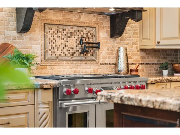a kitchen that has a stove and a refrigerator