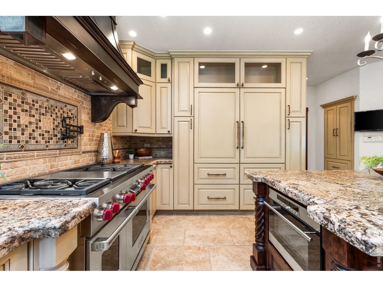 5100 Abbey Road Fort Collins, CO 80526 - Photo 20 of 49 a kitchen that has a stove and a refrigerator