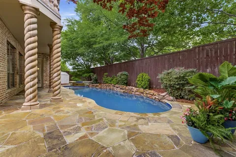 a view of a backyard