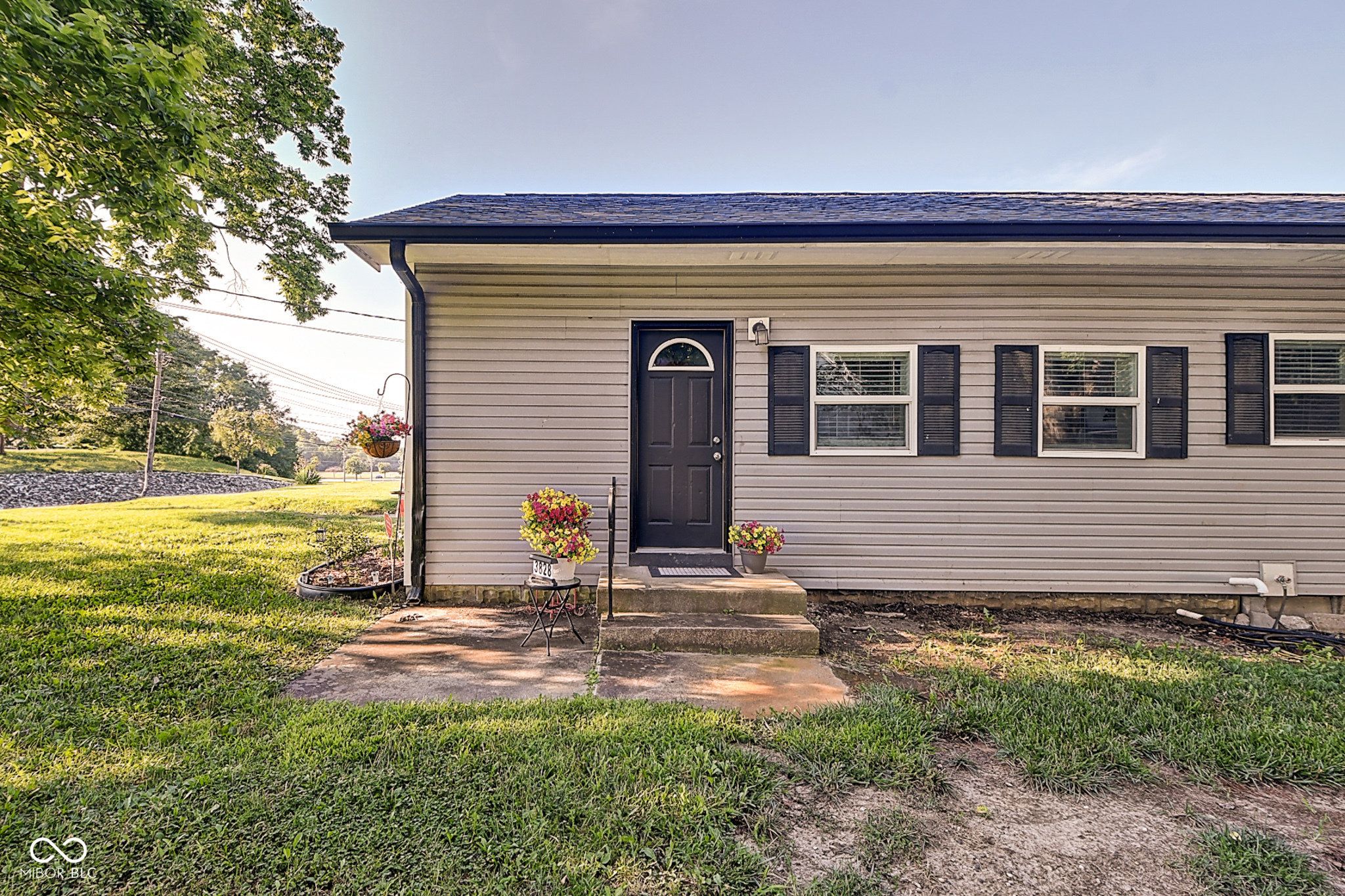 3828 Bluff Road Indianapolis, IN 46217 - Photo 2 of 36
