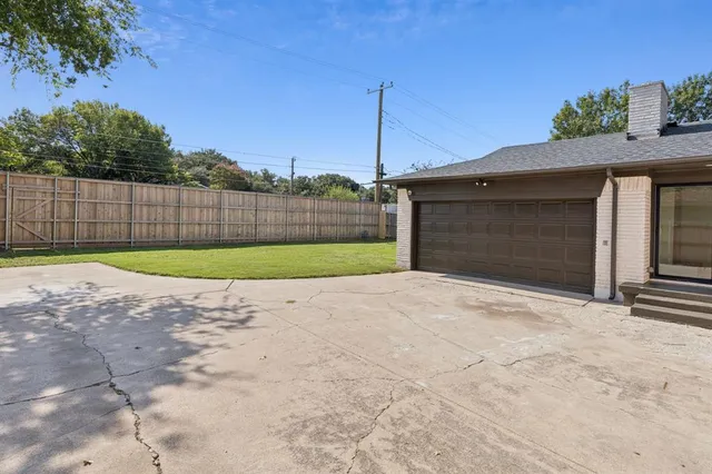 a view of a backyard