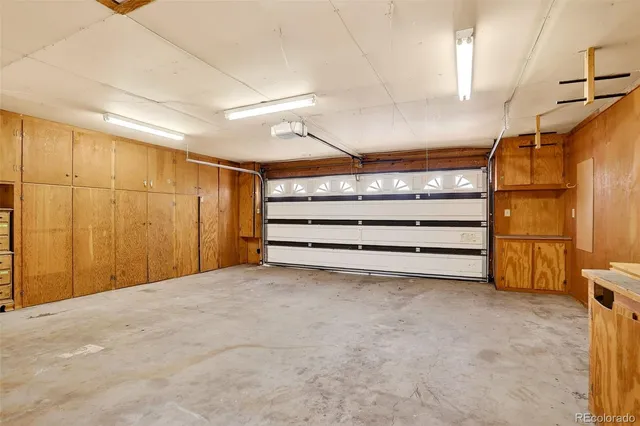 a view of a yard with a house