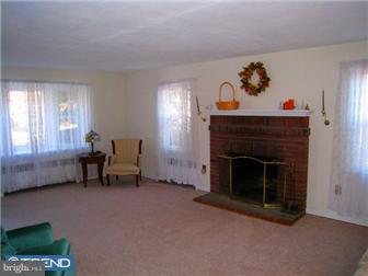 732 Dale Road Huntingdon Valley, PA 19006 - Photo 4 of 12 Living Room