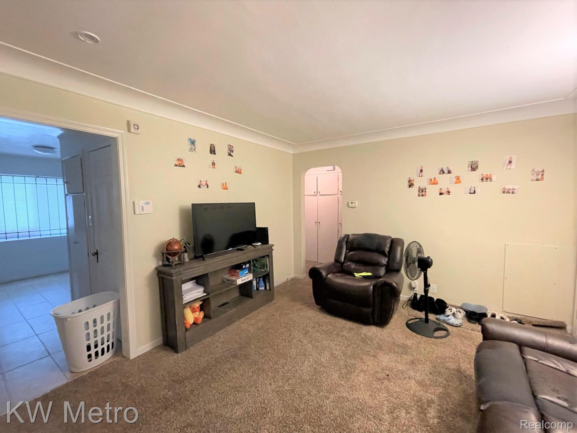 11077 Nottingham Road Detroit, MI 48224 - Photo 3 of 13 Living Room
