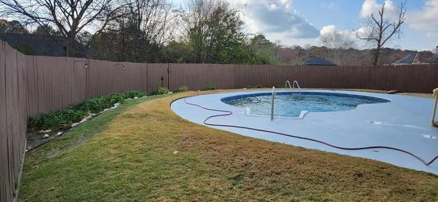 a view of a backyard