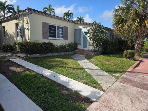 $2,800 | 8530 Crespi Boulevard, Unit 8520, Miami Beach, FL 33141