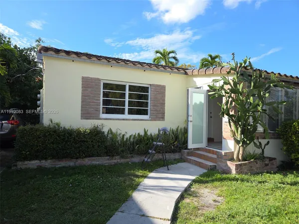 $2,800 | 8530 Crespi Boulevard, Unit 8520, Miami Beach, FL 33141