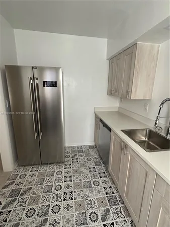 $2,800 | 8530 Crespi Boulevard, Unit 8520, Miami Beach, FL 33141