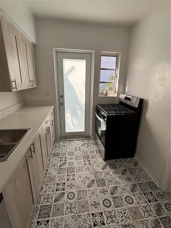 $2,800 | 8530 Crespi Boulevard, Unit 8520, Miami Beach, FL 33141