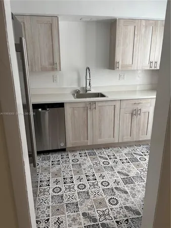 $2,800 | 8530 Crespi Boulevard, Unit 8520, Miami Beach, FL 33141