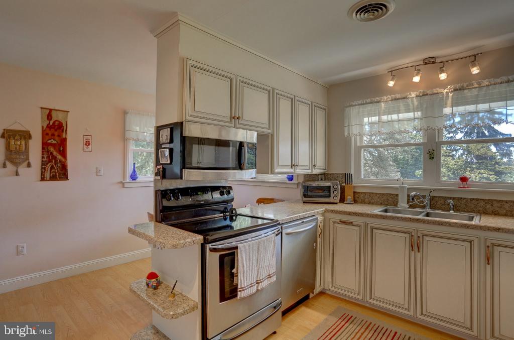 101 Circle Road Lancaster, PA 17601 - Photo 7 of 26 Gallery Image 7