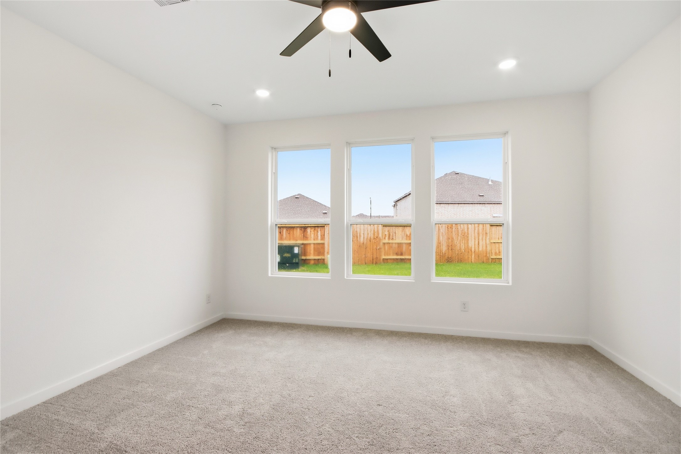 28927 Rustic Robin Lane Hockley, TX 77447 - Photo 20 of 25 an empty room with windows and ceiling fan