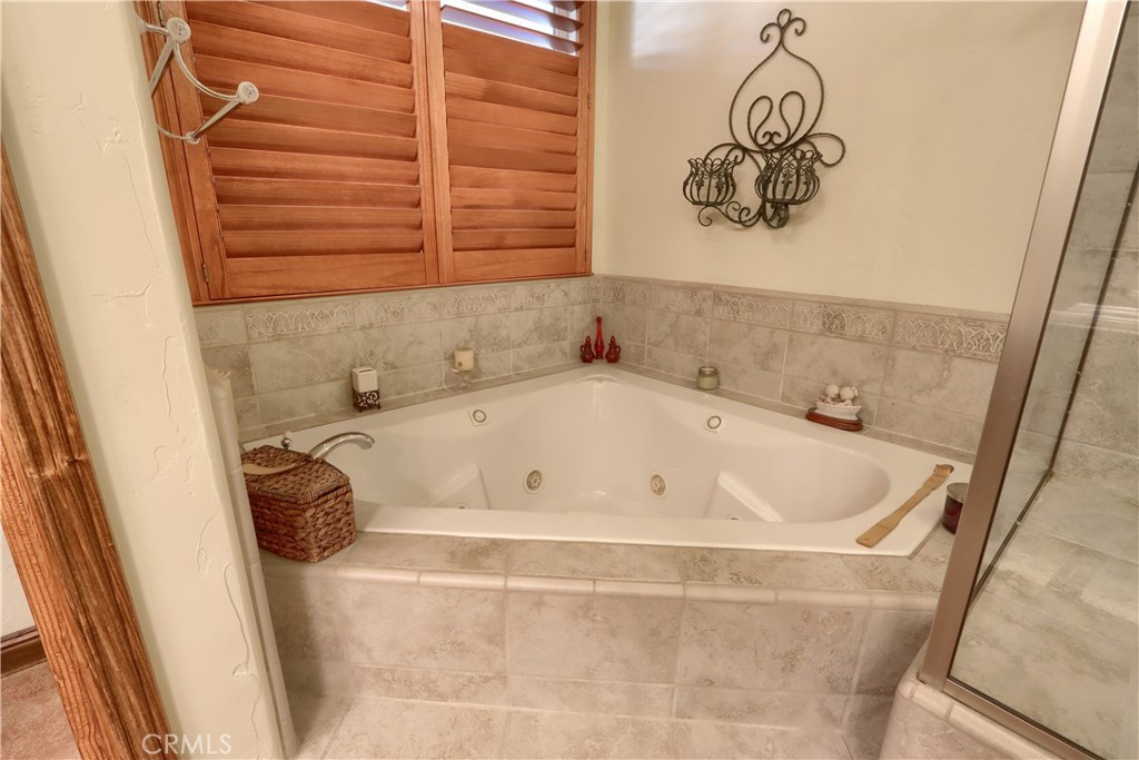 1087 Ben Hur Road Raymond, CA 93653 - Photo 29 of 75 a bathroom with a bathtub and a shower