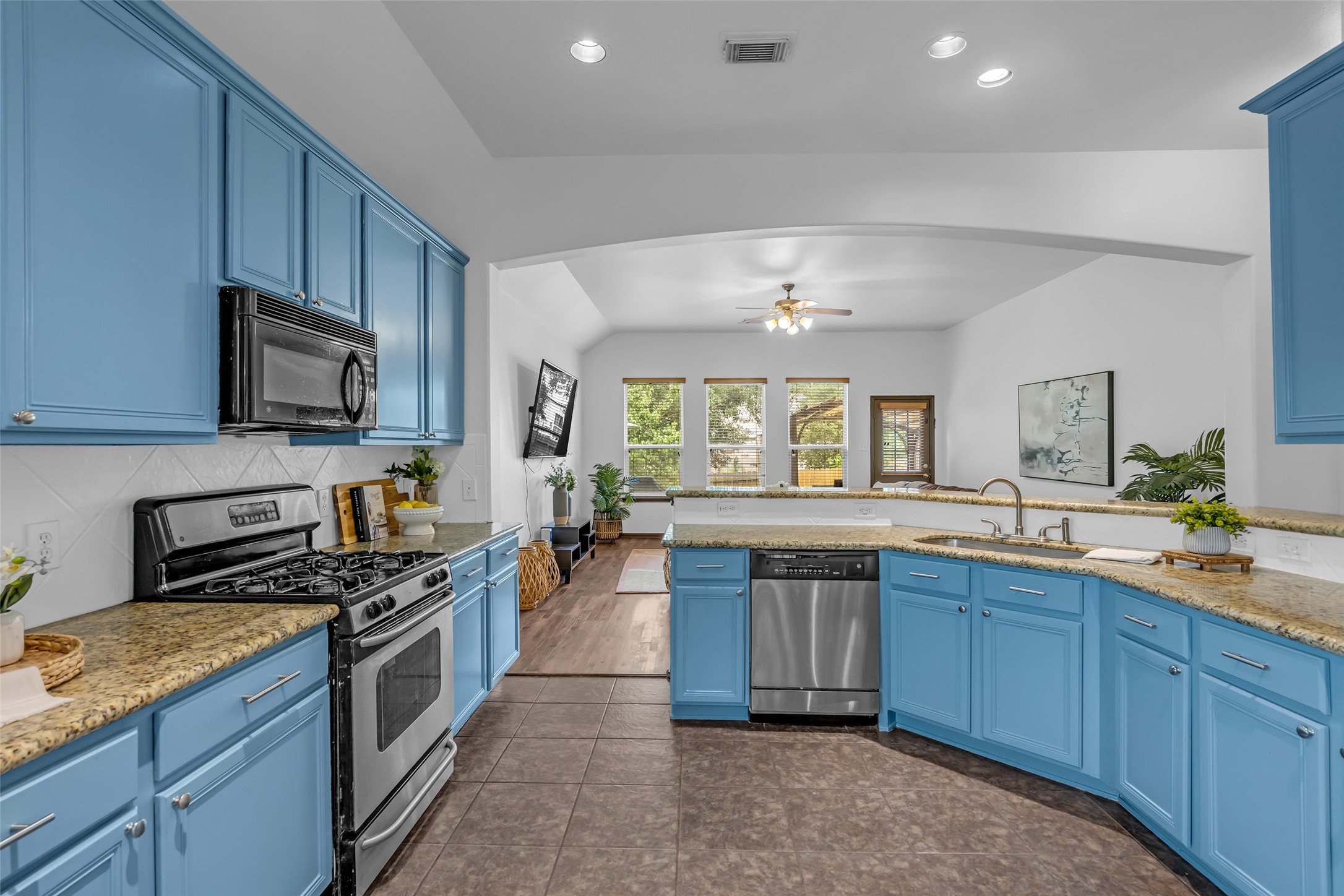 134 South Star Ridge Circle The Woodlands, TX 77382 - Photo 29 of 29 a kitchen with lots of counter top space and appliances