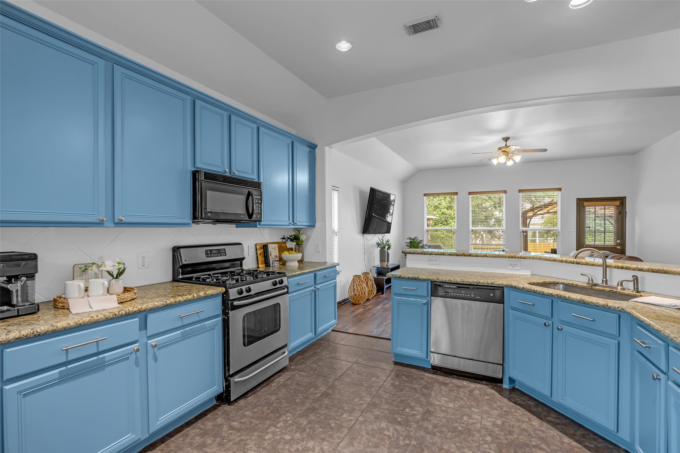 134 South Star Ridge Circle The Woodlands, TX 77382 - Photo 8 of 29 a kitchen with stainless steel appliances granite countertop a sink and stove top oven