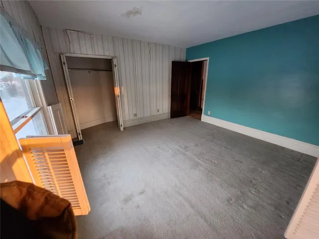 a view of empty room with window