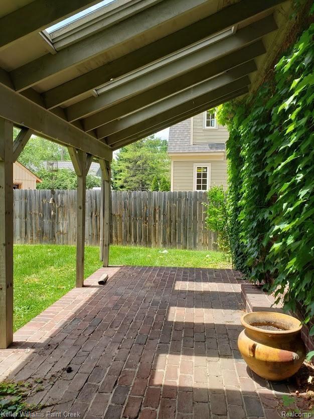 515 Harrison Street Rochester, MI 48307 - Photo 14 of 29 patio.jpg