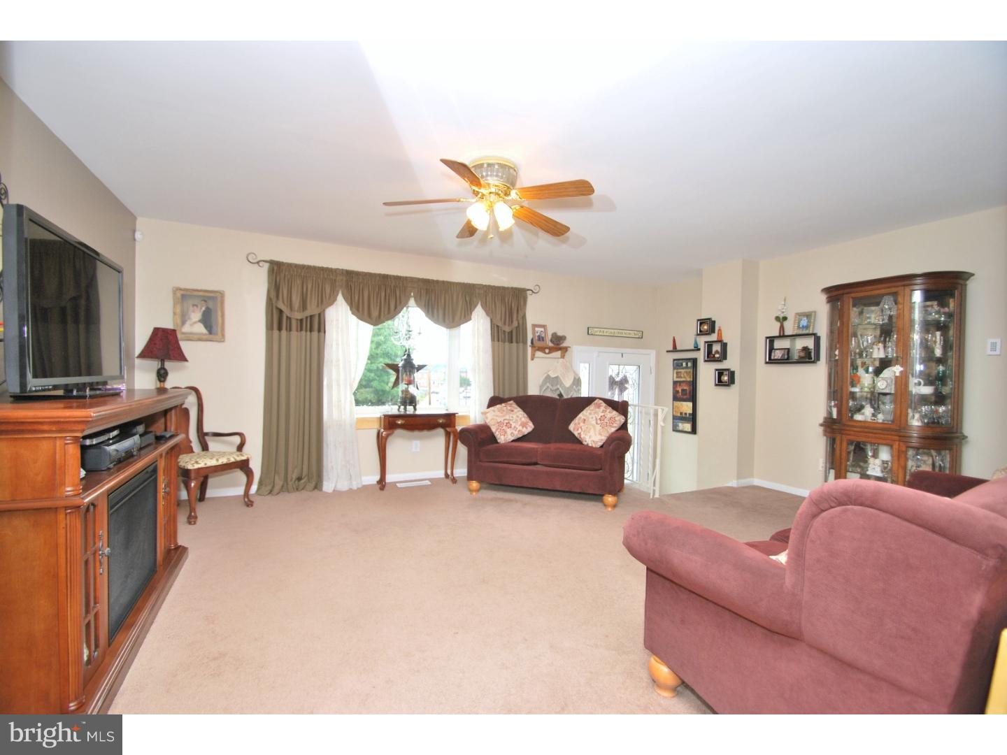 12456 Balston Road Philadelphia, PA 19154 - Photo 3 of 25 Living Room