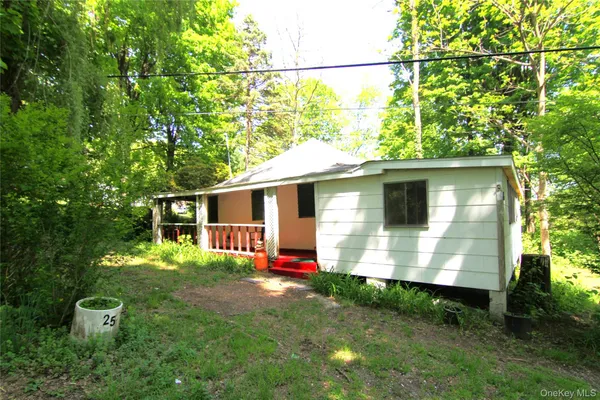 a view of a house with backyard