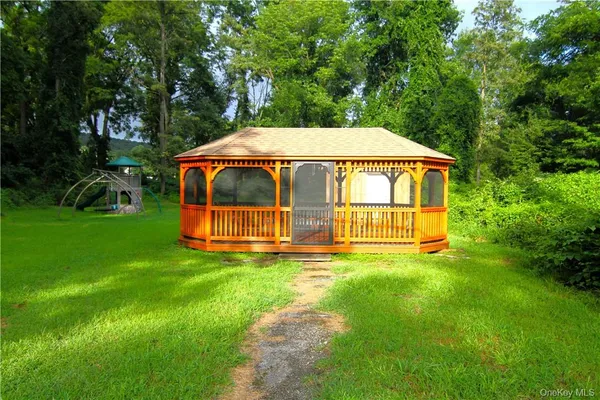 a view of a house with a backyard