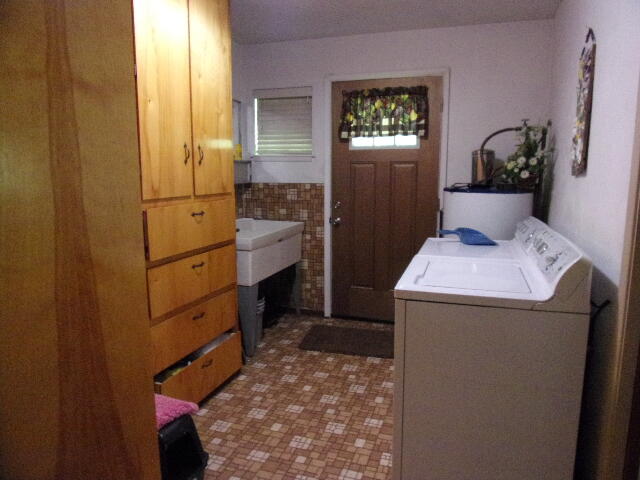 16880 Ford Road Rogue River, OR 97537 - Photo 13 of 37 inside laundry room