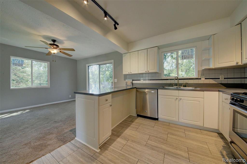 6161 Gordon Road Waterford, MI 48327 - Photo 13 of 53