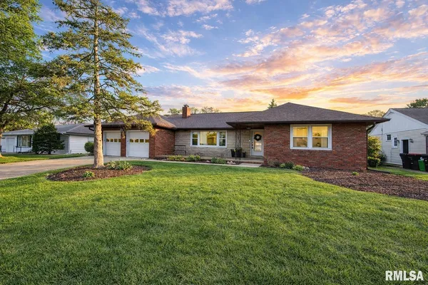 $265,000 | 326 West Knoll Crest Drive, Peoria, IL 61614