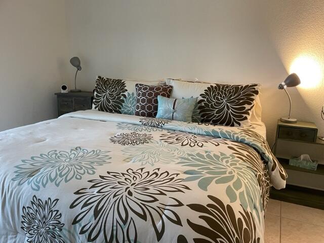 348 Monaco H Delray Beach, Unit 348 Delray Beach, FL 33446 - Photo 24 of 41 a bedroom with a bed and a lamp