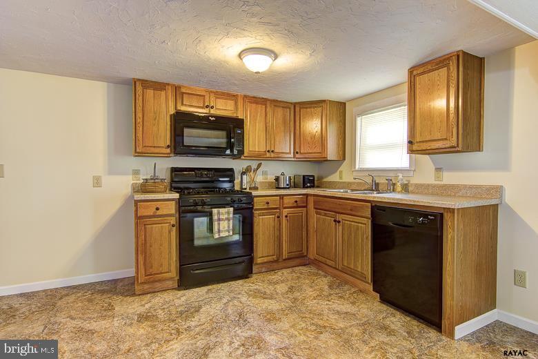 2867 Oakland Road Dover, PA 17315 - Photo 6 of 28 Gallery Image 6