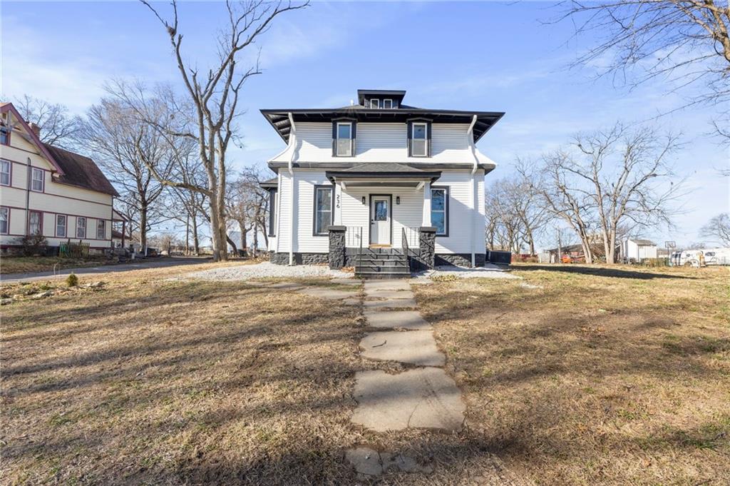 236 South Ash Street Ottawa, KS 66067 - Photo 2 of 34