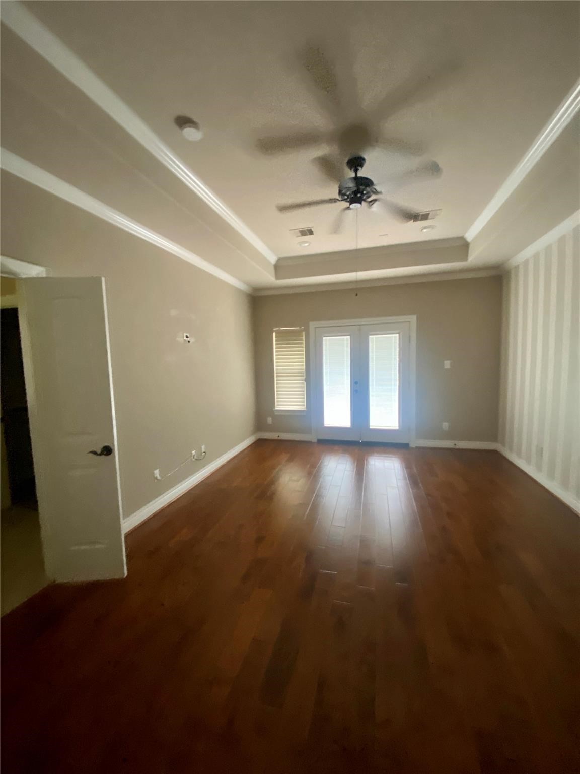 1306 Dian Street Houston, TX 77008 - Photo 15 of 17 an empty room with windows and ceiling fan