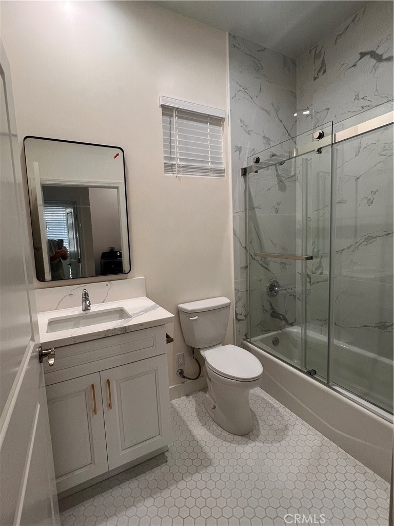 424 Concord Avenue, Unit 1 Monrovia, CA 91016 - Photo 8 of 11 Bathroom #1