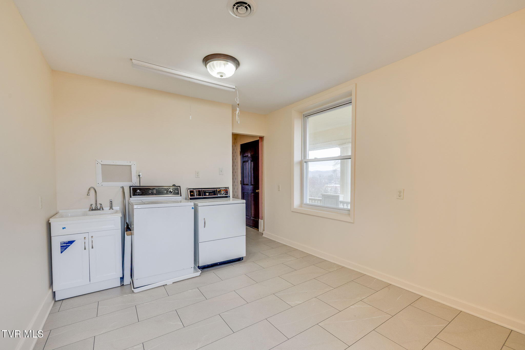 322 Spruce Street Bristol, TN 37620 - Photo 58 of 121 051