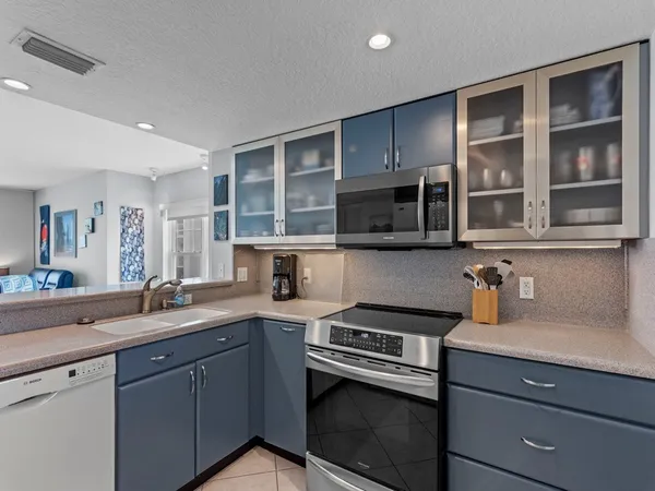 $4,000 | 2700 Ocean Drive, Unit 404, Vero Beach, FL 32963