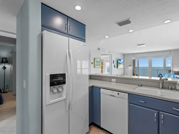 $4,000 | 2700 Ocean Drive, Unit 404, Vero Beach, FL 32963